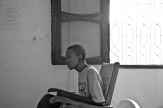 Un usager dans le centre d’accueil. District de Temeke, Dar es-Salaam.