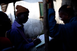 Monrovia, Libéria, novembre 2014. Tous les matins, entre 6h30 et 8H30, les équipes de contact tracers de West point visitent chacun entre 10 et 20 personnes ayant été en contact avec un malade d'Ebola, afin de vérifier qu'elles n'ont pas été contaminées par le virus.
