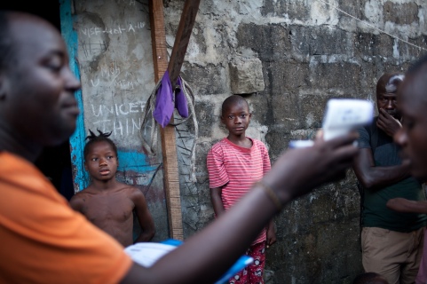 Monrovia, Libéria, novembre 2014. Un contact tracer de l'équipe de West Point vérifie que l'un de ses contacts n'a pas de fièvre.